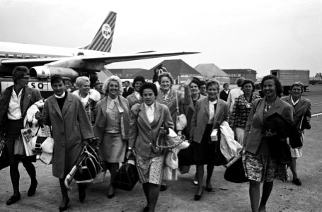 Aankomst van Dames Hockeyploeg op Schiphol uit Amerika, Bestanddeelnr 915-6379