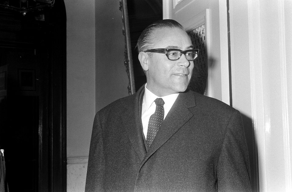 Aankomst van burgemeester Herman Bernard Jan Witte (l) van Eindhoven op het mini, Bestanddeelnr 919-8012