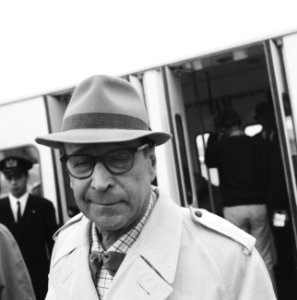Aankomst van de Belgische detective schrijver op Schiphol, Bestanddeelnr 919-5163