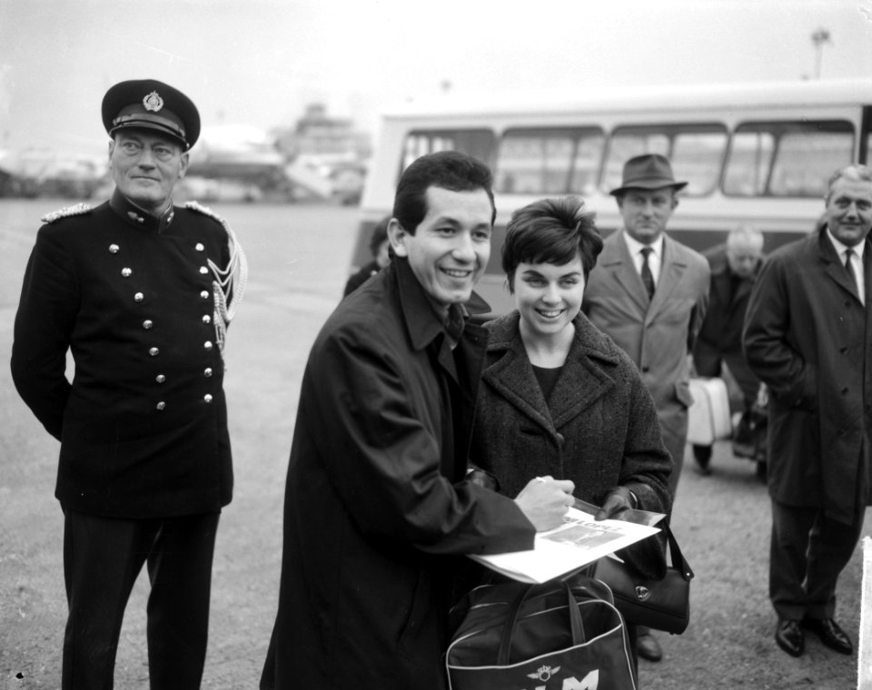 Aankomst Trini Lopez op Schiphol voor bijwonen Grand Gala du Disque, Bestanddeelnr 915-6209