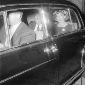 Aankomst van de zangeres Maria Meneghini Callas op Schiphol Op weg naar het sta, Bestanddeelnr 910-5054
