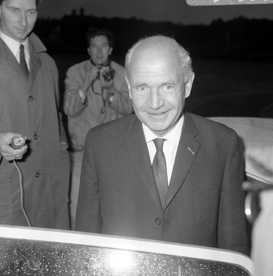 Aankomst van de fractievoorzitter van de PvdA drs. G.M. Nederhorst bij Paleis Hu, Bestanddeelnr 919-6939