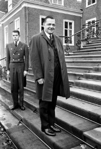 Aankomst van de fractievoorzitter van de PSP dhr. H.J. Lankhorst bij Paleis Hui…, Bestanddeelnr 919-6935
