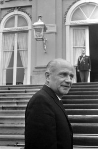 Aankomst van de fractievoorzitter van de PvdA dhr. G.M. Nederhorst bij Paleis …, Bestanddeelnr 919-6936