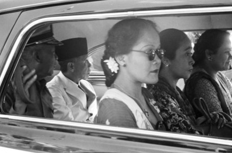 Aankomst van de Recomba voor West-Java R. Hilman Djajadiningrat, en de onlangs…, Bestanddeelnr 1624-2-1