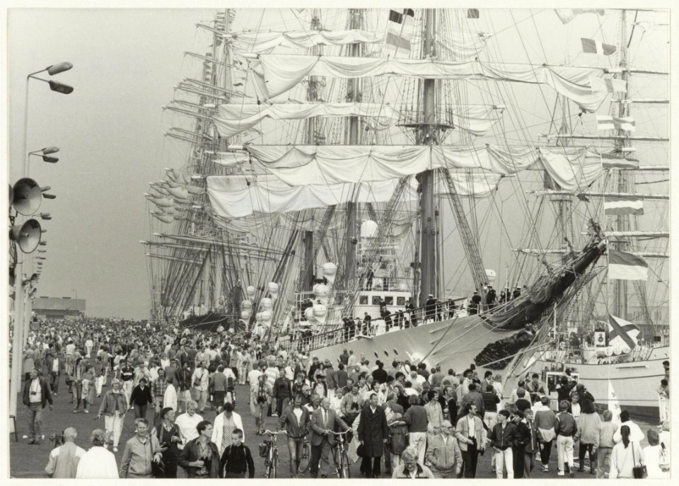 Aankomst van de schepen voor Sail '85 in de Noordersluis te IJmuiden. NL-HlmNHA 54015431