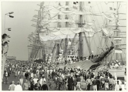 Aankomst van de schepen voor Sail '85 in de Noordersluis te IJmuiden. NL-HlmNHA 54015431