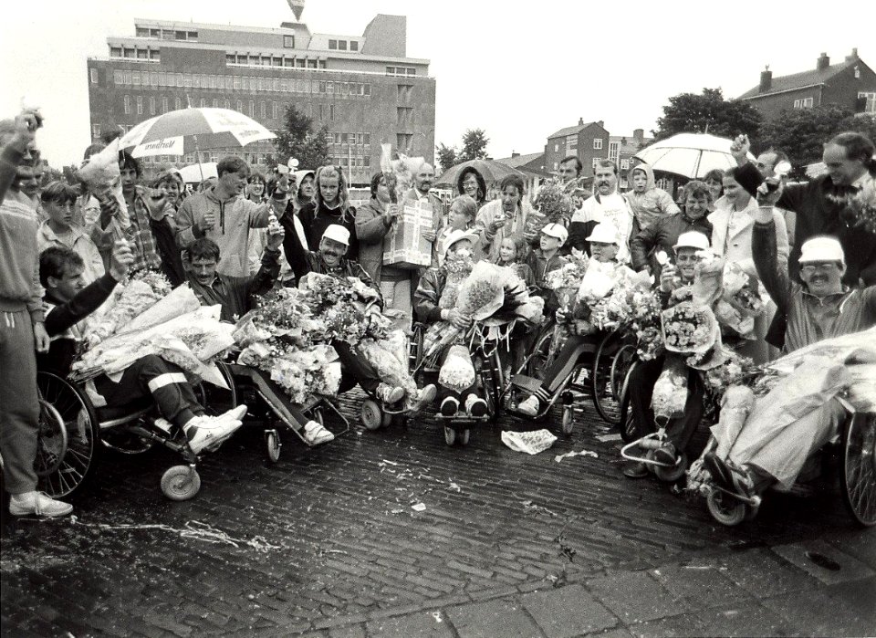Aankomst van de 'IJmondrollers. Geschonken in 1986 door United Photos de Boer bv. Identificatienummer 54-015664, NL-HlmNHA 54015664