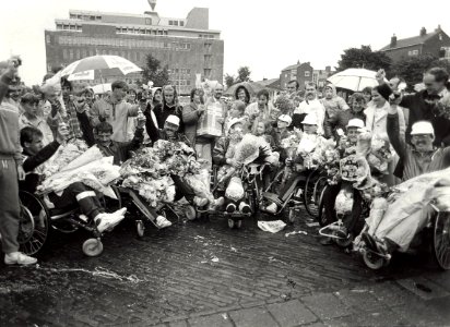 Aankomst van de 'IJmondrollers. Geschonken in 1986 door United Photos de Boer bv. Identificatienummer 54-015664, NL-HlmNHA 54015664