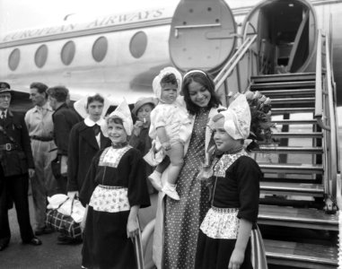 Aankomst van actrice Eva Barlok op Schiphol, Bestanddeelnr 909-6945
