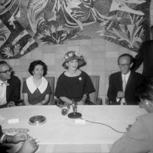 Aankomst van de zangeres Maria Meneghini Callas op Schiphol Maria Callas tijden, Bestanddeelnr 910-5060