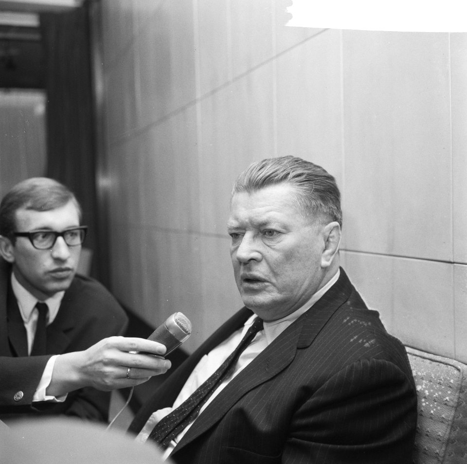 Aankomst van ex-bokser Gene Tunney op Schiphol tijdens de persconferentie, Bestanddeelnr 918-5218
