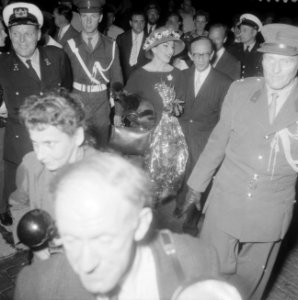 Aankomst van de zangeres Maria Meneghini Callas op Schiphol Op weg naar het sta, Bestanddeelnr 910-5055