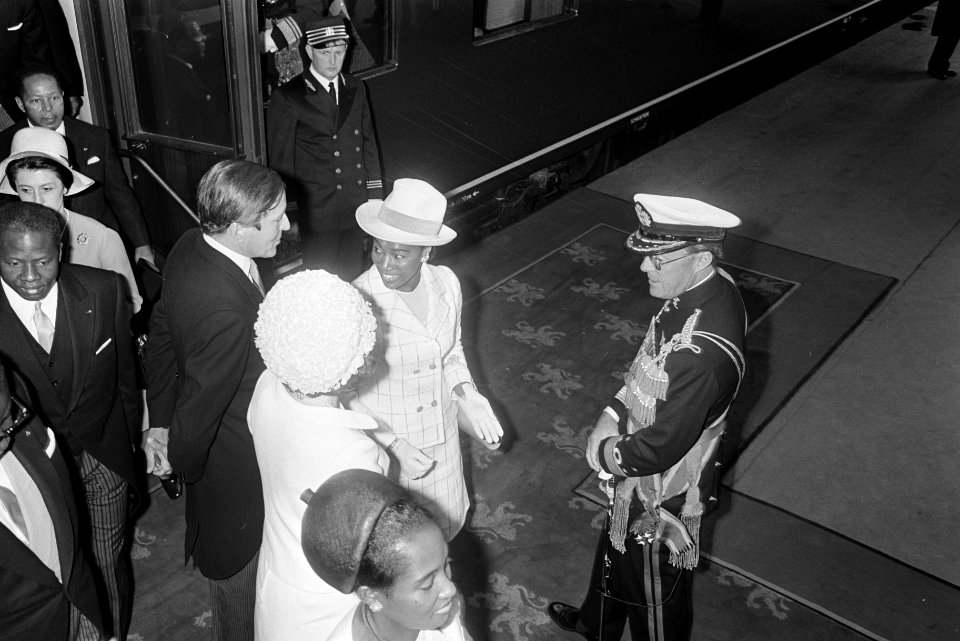 Aankomst van de president en echtgenote op het Centraal Station van Amsterdam, Bestanddeelnr 923-5645