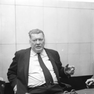 Aankomst van ex-bokser Gene Tunney op Schiphol tijdens de persconferentie, Bestanddeelnr 918-5215