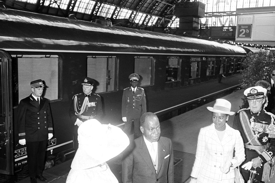 Aankomst van de president en echtgenote op het Centraal Station van Amsterdam, Bestanddeelnr 923-5646