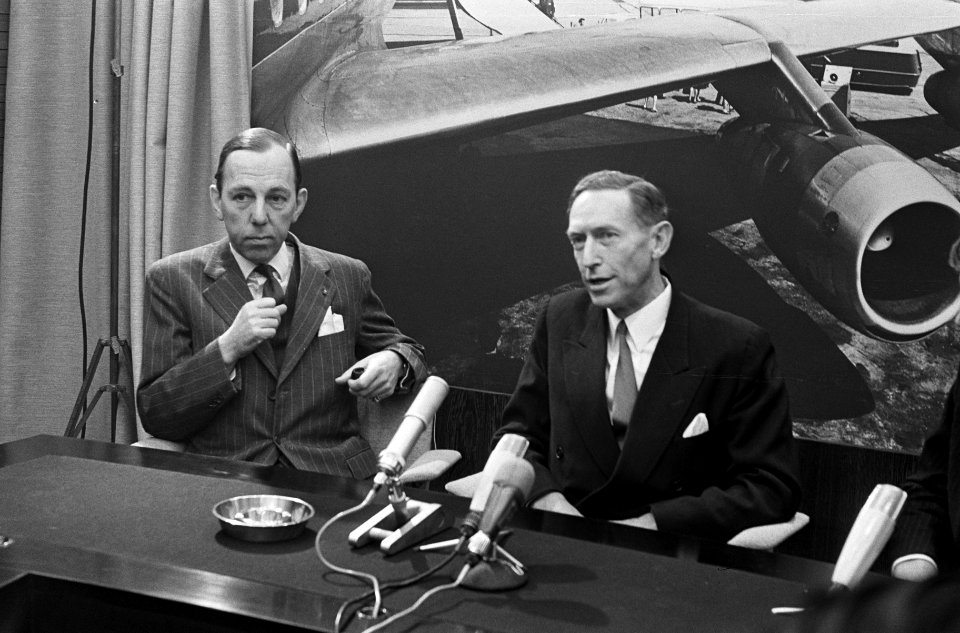 Aankomst van de heer Jongejans op Schiphol, tijdens persconferentie, Bestanddeelnr 919-9398