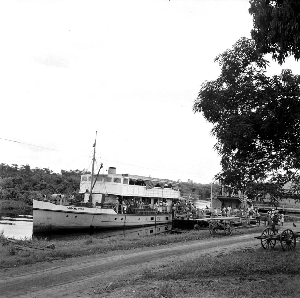 Aankomst van de veerboot Paramaribo in Moengo vanuit Paramaribo, Bestanddeelnr 252-6591