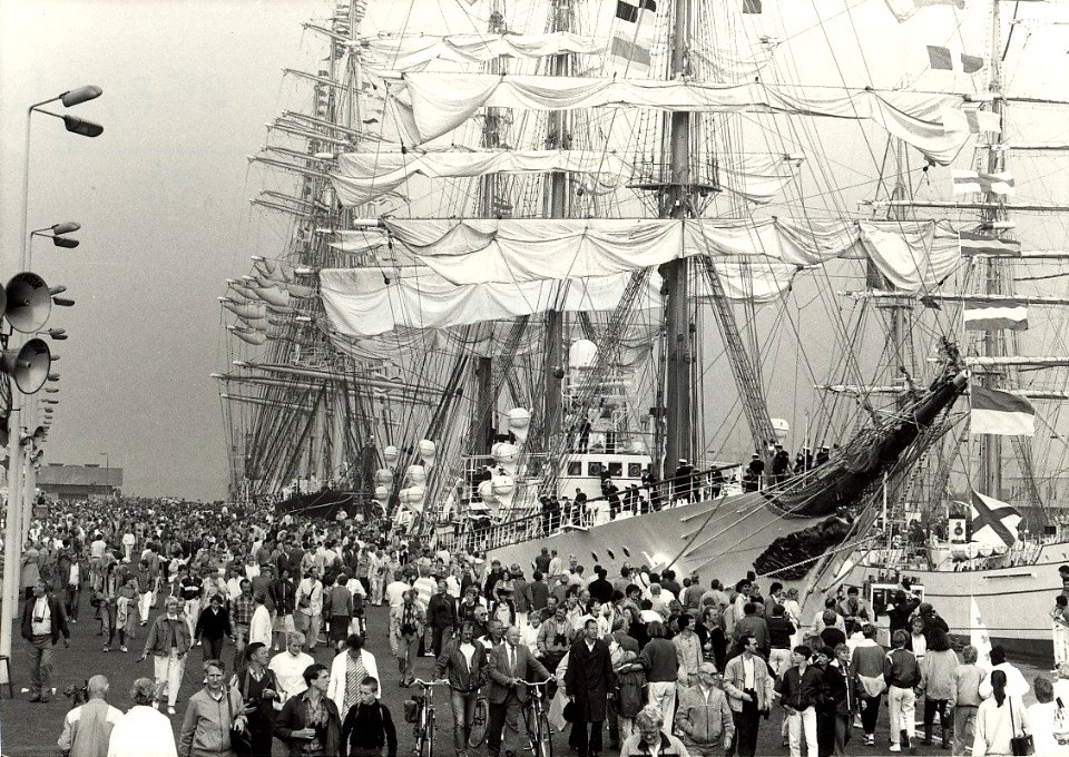 Aankomst van de schepen van Sail '85 in de Noordersluis te IJmuiden. Aangekocht in 1987 van United Photos de Boer bv. - Negatiefnummer 54-0157431. - Gepubliceerd in het Haarlems Dagblad van 25379 k 21