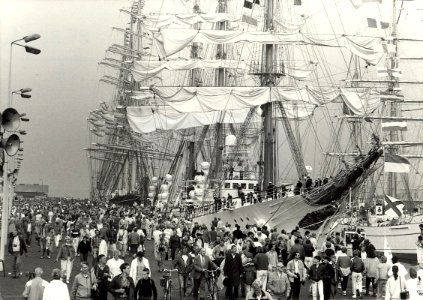 Aankomst van de schepen van Sail '85 in de Noordersluis te IJmuiden. Aangekocht in 1987 van United Photos de Boer bv. - Negatiefnummer 54-0157431. - Gepubliceerd in het Haarlems Dagblad van 25379 k 21