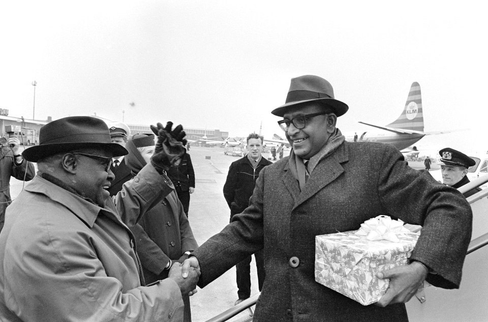 Aankomst van de heer J. Lachmon en echtgenote uit Suriname op Schiphol, Bestanddeelnr 918-8421