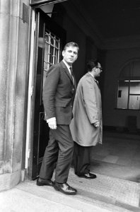 Aankomst van G.K. van het Reve (links) en zijn verdediger mr. H.R. Eyl bij de re, Bestanddeelnr 919-7034