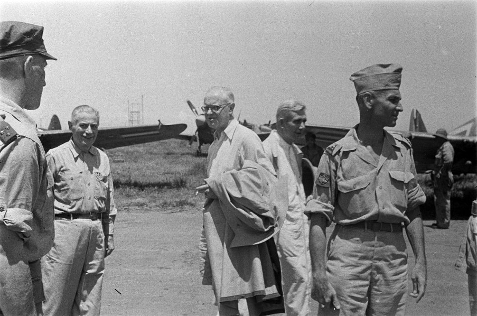 Aankomst van Dr. C.P.M. Romme (met regenjas) op het vliegveld van Semarang. Rech, Bestanddeelnr 127-1-3