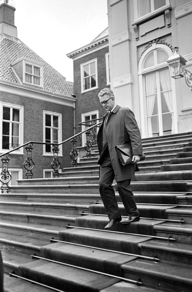 Aankomst van de polotiek leider van de CPN dhr. M. Bakker bij Paleis Huis ten Bo, Bestanddeelnr 919-6942