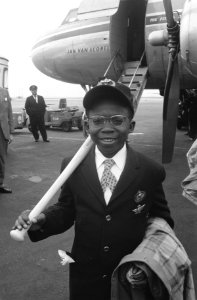 Aankomst van 11-jarige Seturnin Anna op Schiphol Seturnin Anna als baseballer o, Bestanddeelnr 912-3738