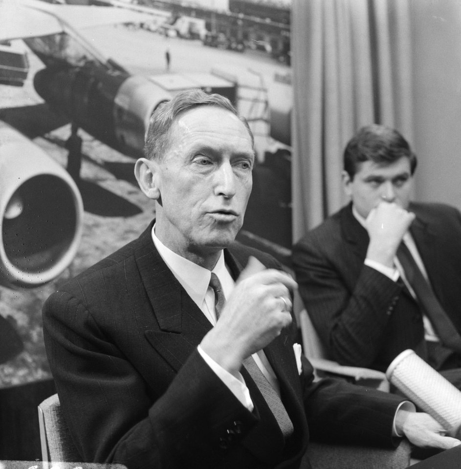 Aankomst van de heer Jongejans op Schiphol, hier tijdens persconferentie, Bestanddeelnr 919-9389