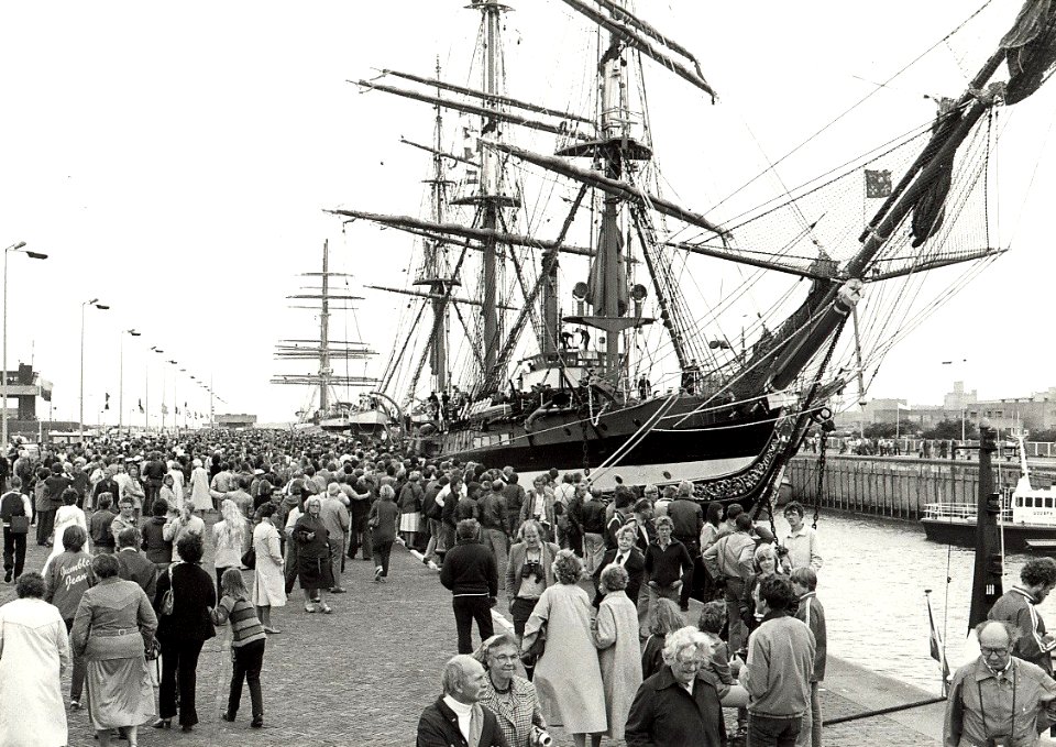 Aankomst van de zeilschepen (windjammersgrootste ter wereld), de 'Amerigo Vespucci' uit Italie, en de 'Sea Cloud' uit Bermuda, die deelnamen aan de Maritieme Manifestatie Amsterdam Sail 1980, NL-HlmNHA 54011382