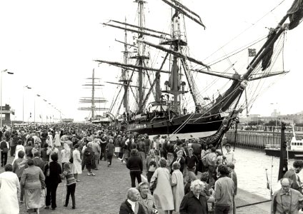 Aankomst van de zeilschepen (windjammersgrootste ter wereld), de 'Amerigo Vespucci' uit Italie, en de 'Sea Cloud' uit Bermuda, die deelnamen aan de Maritieme Manifestatie Amsterdam Sail 1980, NL-HlmNHA 54011382