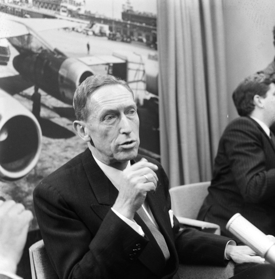 Aankomst van de heer Jongejans op Schiphol, hier tijdens persconferentie, Bestanddeelnr 919-9388