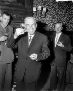 Aankomst van de heer H. C. J. Schmidt in hotel Terminus in Den Haag, Bestanddeelnr 910-2370