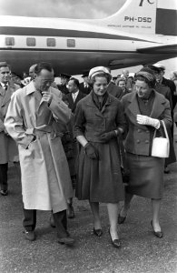 Aankomst van Prins Bernhard op Schiphol vanuit Zuid Amerika , Koninklijk gezelsc, Bestanddeelnr 910-7973