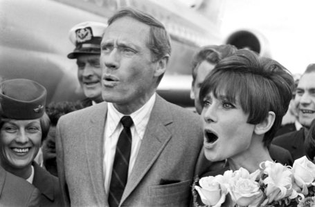 Aankomst van Audrey Hepburn en Mel Ferrer op Schiphol, Bestanddeelnr 919-5679