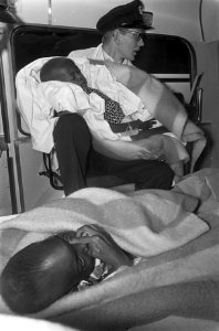 Aankomst van 5 kinderen uit Biafra op Schiphol twee kinderen in de ambulance, Bestanddeelnr 921-7494