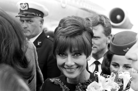 Aankomst van Audrey Hepburn en Mel Ferrer op Schiphol, Bestanddeelnr 919-5683