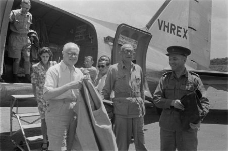 Aankomst van Dr. C.P.M. Romme (met regenjas) op het vliegveld van Semarang. Rech, Bestanddeelnr 127-1-2
