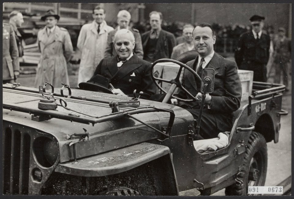 Aankomst van 50 jeeps uit Canada met het m.s. Prins Willem V in Rotterdam. De , Bestanddeelnr 091-0673