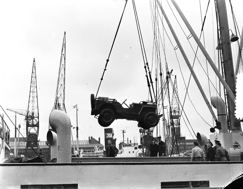 Aankomst van 50 Canadese jeeps in Rotterdam met de Prins Willem V, Bestanddeelnr 905-7552