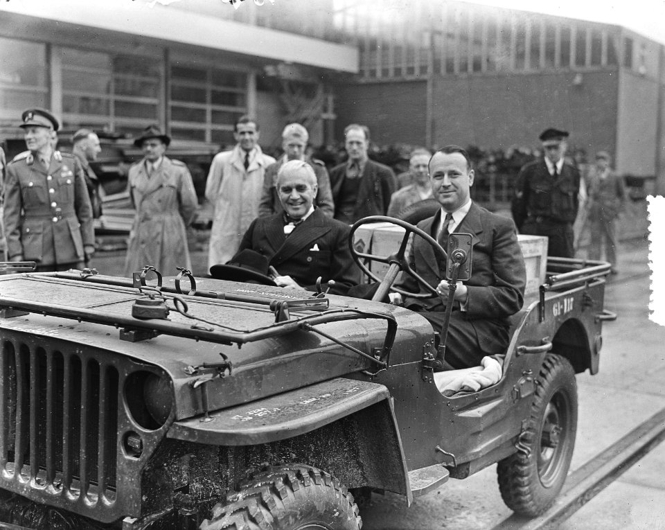 Aankomst van 50 Canadese jeeps in Rotterdam met de Prins Willem V. In een jeep, Bestanddeelnr 905-7554