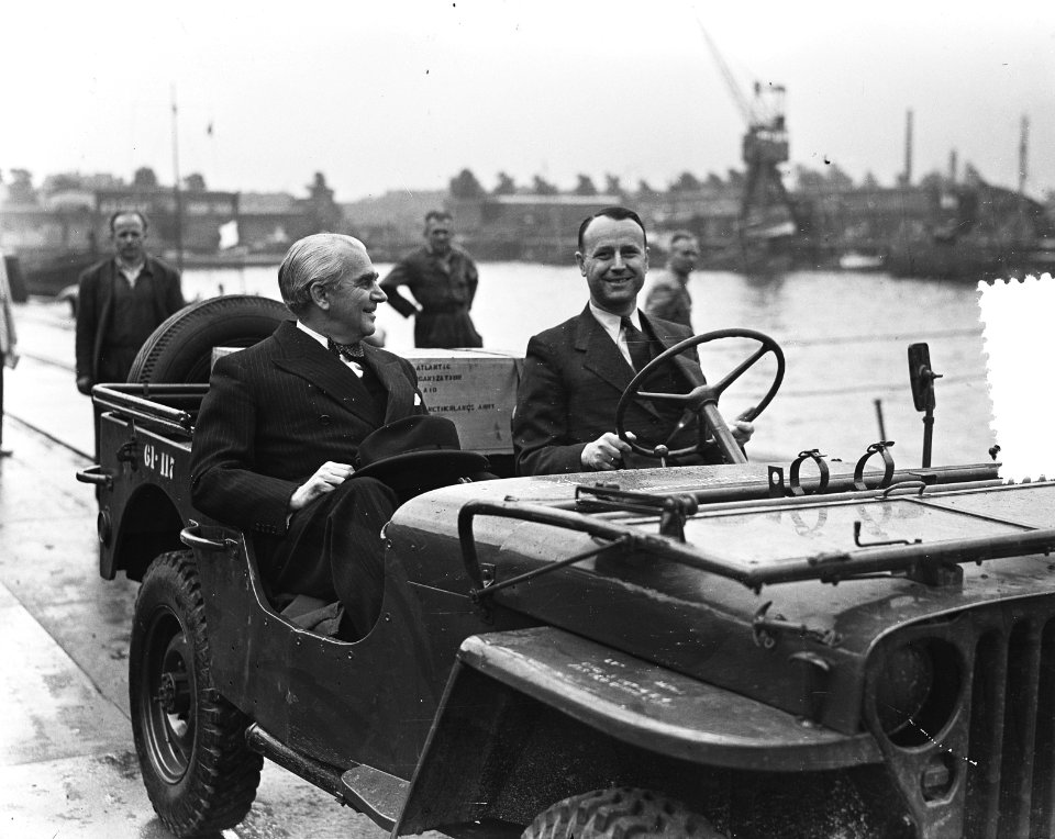 Aankomst van 50 Canadese jeeps in Rotterdam met de Prins Willem V. In een jeep, Bestanddeelnr 905-7553