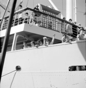 Aankomst van het schip SS Zion met passagiers aan boord, Bestanddeelnr 255-2163