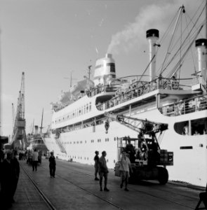 Aankomst van het schip SS Zion in de haven, aan de kade staat een takelwagen, Bestanddeelnr 255-2159