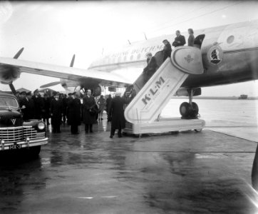 Aankomst van koningin wilhelmina en prinses juliana met een vliegtuig van de klm, Bestanddeelnr 934-6700