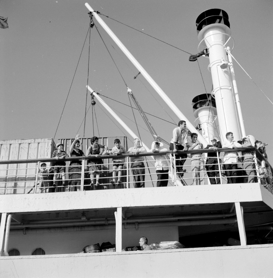 Aankomst van het schip SS Zion met passagiers aan boord, Bestanddeelnr 255-2165