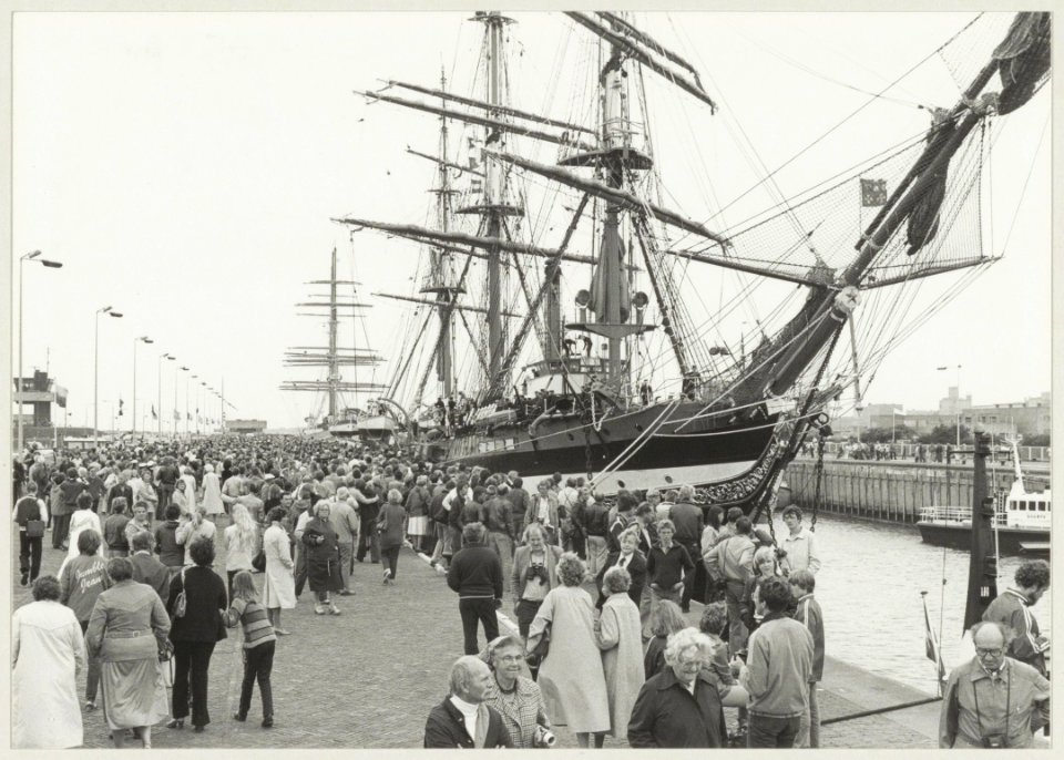 Aankomst van het driemast volschip Amerigo Vespucci uit Italië en daarachter de viermaster Sea Cloud uit Bermuda in de Noordersluis te IJmuiden op weg naar Sail '80 in Amsterdam. NL-HlmNHA 54011382