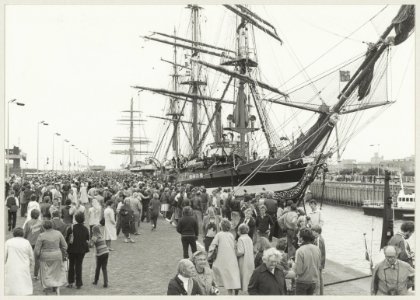Aankomst van het driemast volschip Amerigo Vespucci uit Italië en daarachter de viermaster Sea Cloud uit Bermuda in de Noordersluis te IJmuiden op weg naar Sail '80 in Amsterdam. NL-HlmNHA 54011382