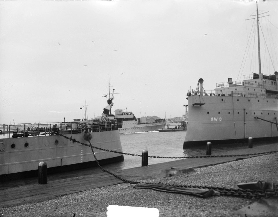 Aankomst van Hr. Ms. Van Speijck in Den Helder. Tussen twee andere schepen, Bestanddeelnr 903-1228